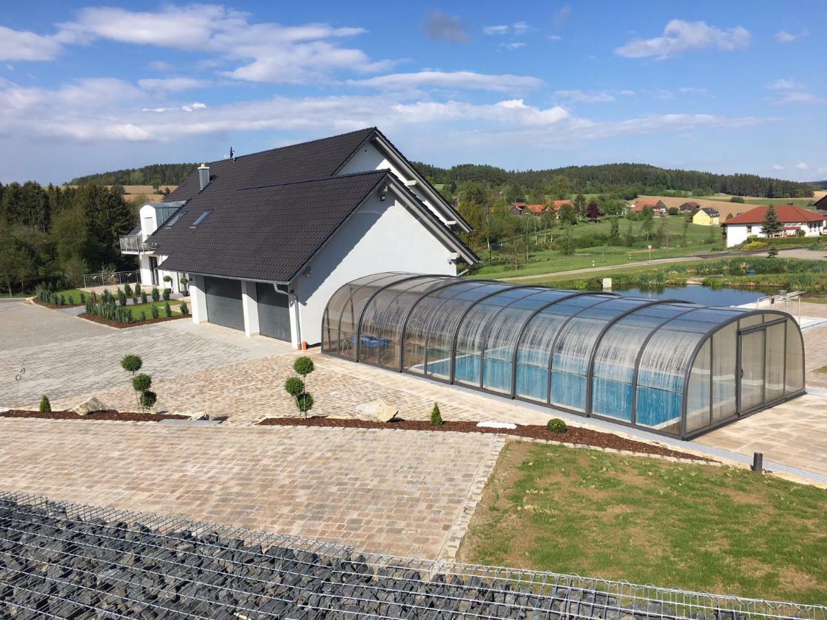 Landhaus Ferienwohnungen Mit Pool Und Wellness Neukirchen-Balbini Экстерьер фото